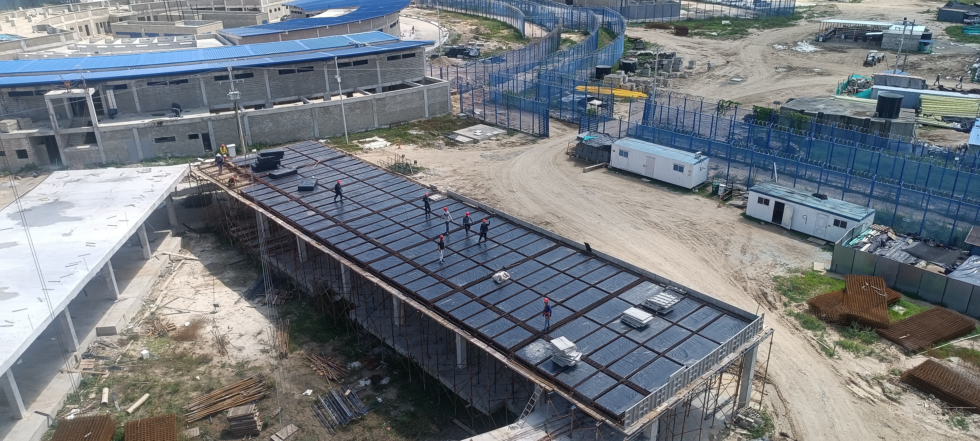 Obra con cubierta termoacústica IC KOYO
